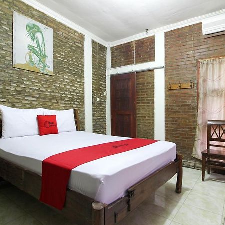 Reddoorz Near Rumah Sakit Wirosaban Salakan Екстер'єр фото