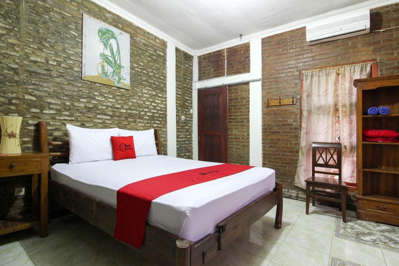 Reddoorz Near Rumah Sakit Wirosaban Salakan Екстер'єр фото