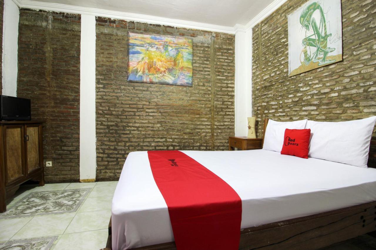 Reddoorz Near Rumah Sakit Wirosaban Salakan Екстер'єр фото